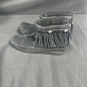 Minnetonka Women’s Zip Up High Top Boot (2917)